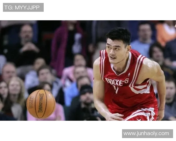 姚明在篮球场上的错位瞬间展现了巨人风范与灵活技巧的完美结合 姚明在篮球场上的错位瞬间展现了巨人风范与灵活技巧的完美结合