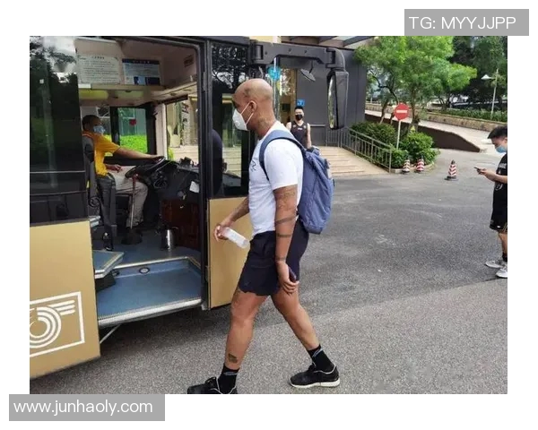 姚明街拍：巨人风范与时尚碰撞的精彩瞬间展现