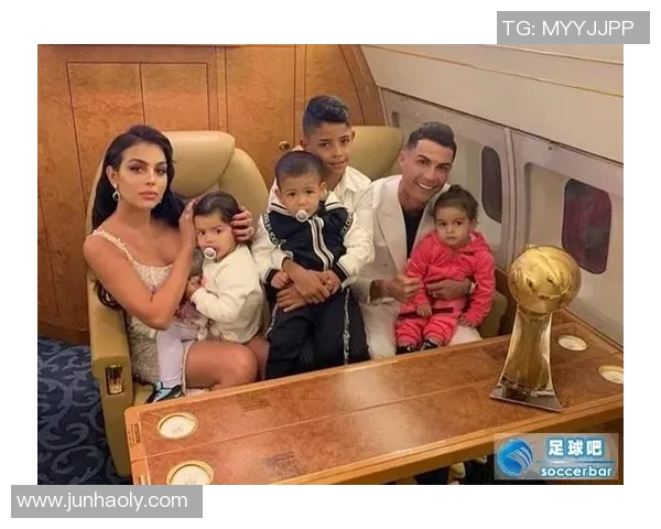 足球明星与母亲温馨合影展现亲情与支持的力量